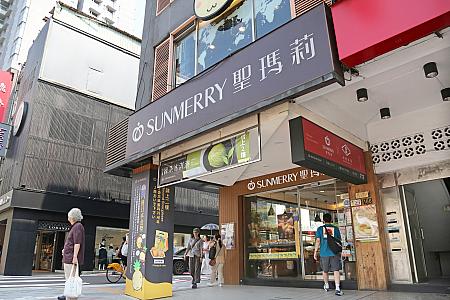 出口を出てそのまま進行方向に進めば右手にお店があります