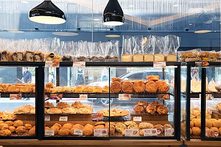 お店の手前がパンやケーキのスペースとなっています