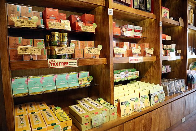 「SUNMERRY聖瑪莉」のスイーツの一部と「台湾紅茶」の茶葉が並ぶ、2階のカフェ