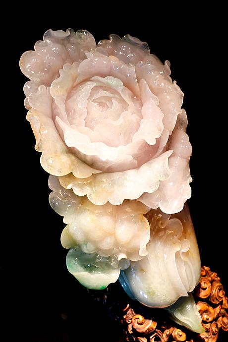 財を成す「百財(バイヅァイ)」と「白菜(バイツァイ)」の同韻から縁起物とされている翡翠製白菜『紫玉白菜』