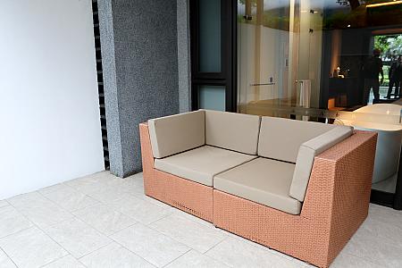 プライベートガーデンにソファー