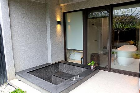 屋外スペースに露天風呂＆ソファー