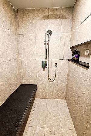 シャワールームにハーブスチームバスがあるタイプのお部屋