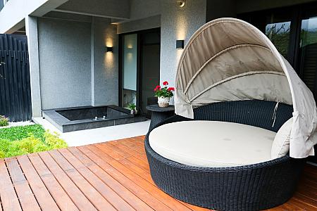 屋外スペースに露天風呂＆ソファー