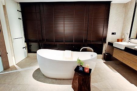 夜はブラインドを閉めて……