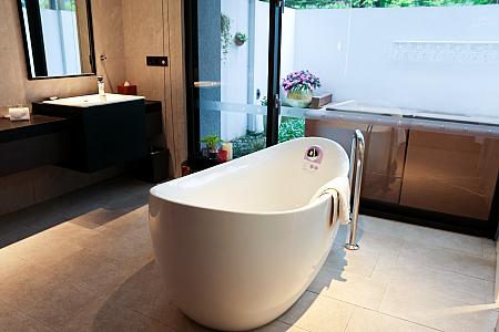 たまご型バスタブ