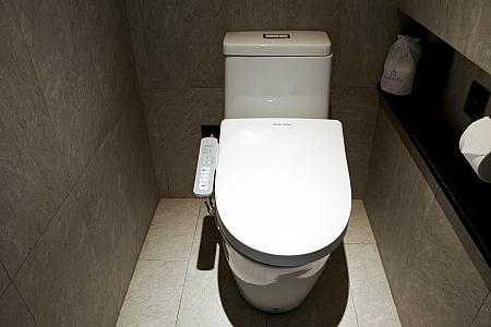 トイレは独立した空間に！シャワートイレなのも嬉しい！