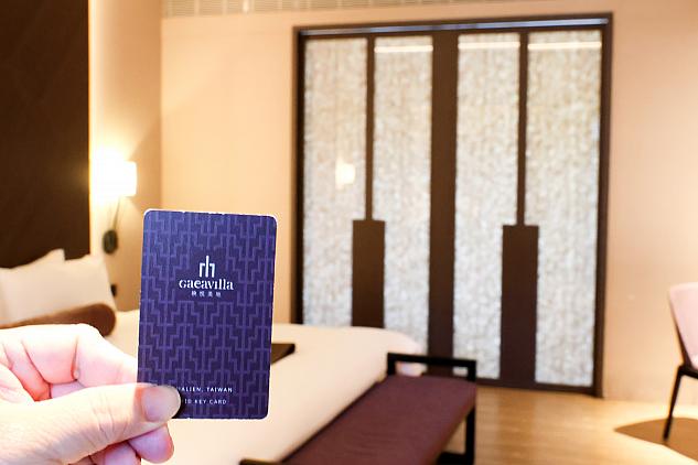 寝室とバスルームの扉を閉めてみると、どこかで見たことがあるような……。そうです、ホテルのロゴになっているのでした！細かなところまでこだわっています