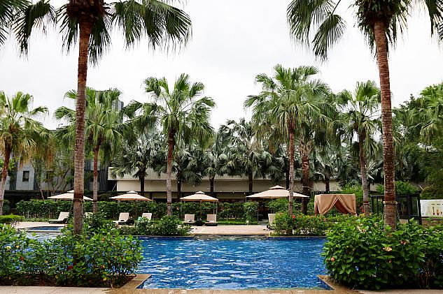 屋外プールは深さ1.1m、長さ25m！