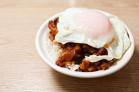 ビブグルマンの「弘記肉燥飯舖」や1年中フレッシュマンゴーが食べられる「芒果好忙」も徒歩圏内