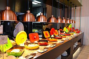 ずらりと並んだバラエティー豊かな料理の数々