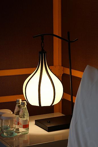 H₂Oだけに水滴をモチーフにしたライトが