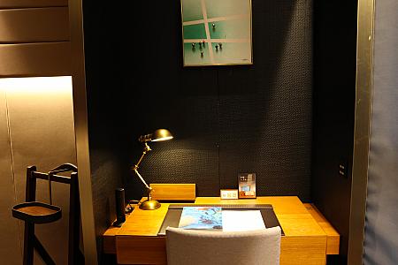 ソファーとデスクのスペース