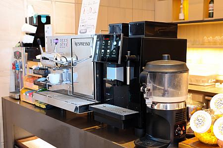 テイクアウト用の紙コップあり。食後はロビーやお部屋でお茶もOK