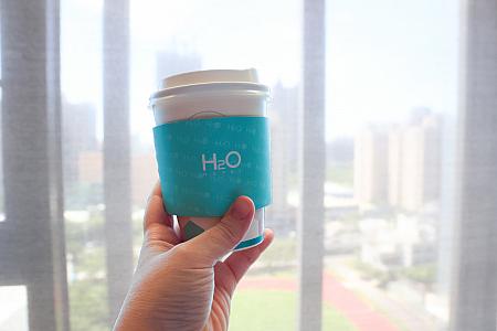 テイクアウト用の紙コップあり。食後はロビーやお部屋でお茶もOK