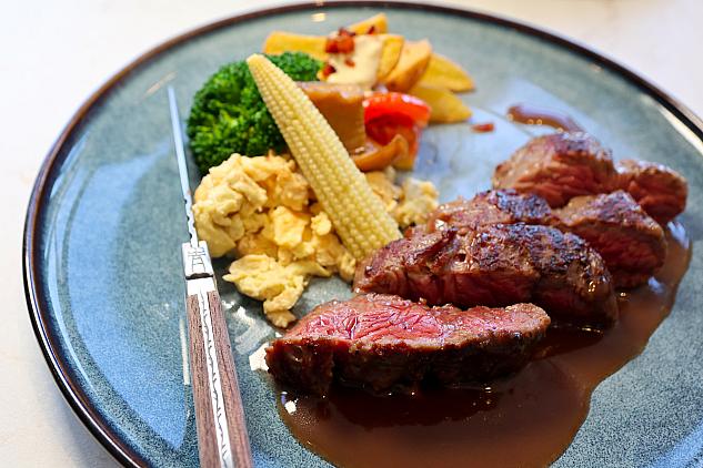 夜メニューじゃないの!?――いいえ、朝からコレなんです♡