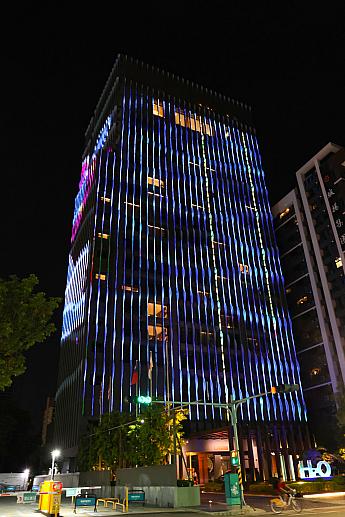 水がテーマのH₂Oホテル(水京棧國際酒店)。水が波打つ様子をライトで表現