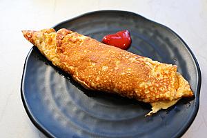 作り立てのオムレツが熱々のままテーブルに