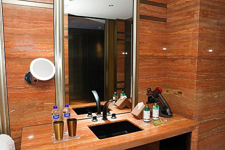 バスルームのオープンスペースに洗面台とバスタブ、シャワーブース、トイレがそれぞれセパレートに