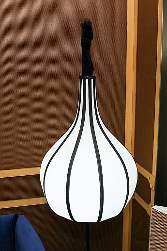 H₂Oだけに水滴をモチーフにしたライトが