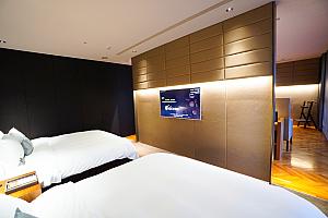 ベッドルームとの区切りは壁にTVが