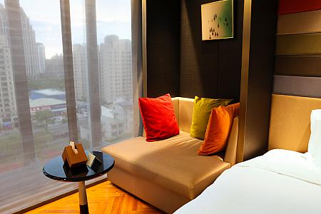 ソファーとデスクのスペース