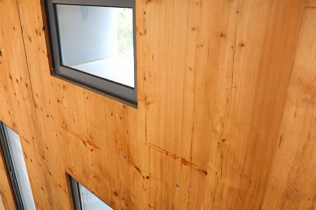 貼り合わせて作られた木材