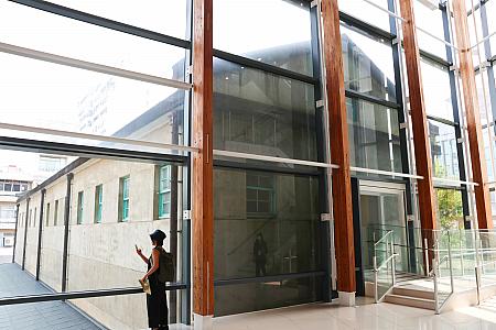 貼り合わせて作られた木材