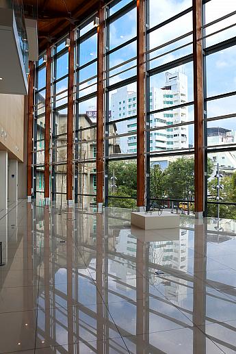 床に窓が反射するのも美しい！