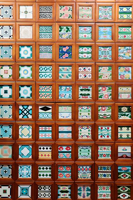 さまざまなデザインのマジョリカタイル