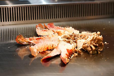 目の前で手際よく捌かれる様子を見ながら食事を楽しもう