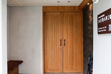 ドアを押して店内へ