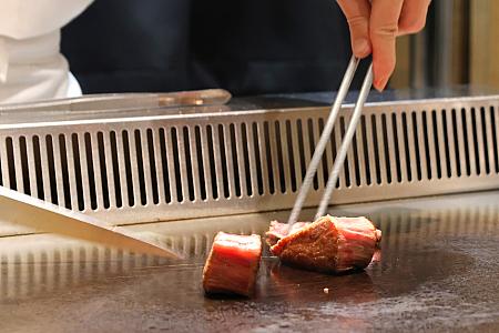 目の前で手際よく捌かれる様子を見ながら食事を楽しもう