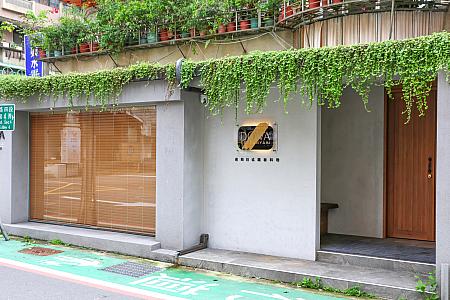 ドアを押して店内へ