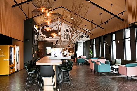 広々としたキッチンとラウンジ。冷蔵庫・冷凍庫も使用可