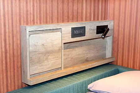 ミニデスクやライト、コンセントあり