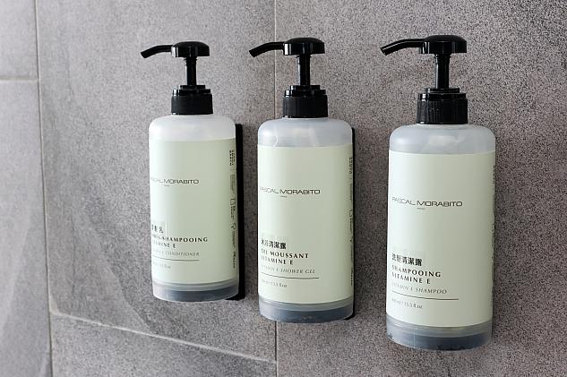 アメニティ(シャンプー・コンディショナー・ボディソープはフランスの老舗メゾンPASCAL MORABITOのもの(ボディソープは中央)