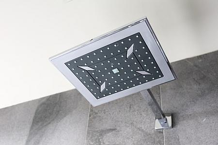 オーバーヘッドシャワー＆ハンドシャワーの二刀流で