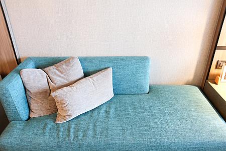 カウチタイプのソファー＋椅子でのんびり