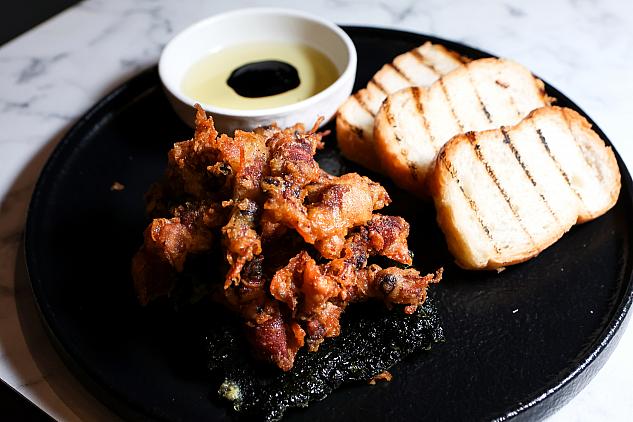 兵庫県から直送されたホタルイカのフリット。季節のおすすめ商品のためすでに販売終了していますが、季節ごとにイチオシのメニューに出合えますよ！