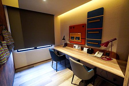 室内にある共有のデスク