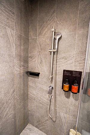 シャワー・トイレ・洗面台も室内に完備