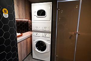 共有のシャワー＆トイレルーム。一画に洗濯機(洗剤無料)・乾燥機・脱水機も