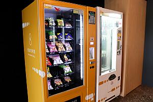 自動販売機はドリンク以外にスナックも販売