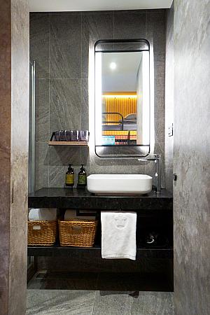 シャワー・トイレ・洗面台も室内に完備