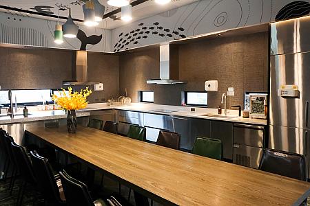 広々としたキッチンとラウンジ。冷蔵庫・冷凍庫も使用可