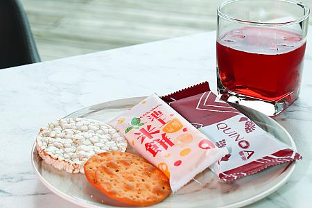 バイキングスタイルのアフタヌーンティーは、地元の名産や名物が並びます。特に蒸籠で蒸すお餅は大人気！