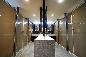 共有のシャワー＆トイレルーム。一画に洗濯機(洗剤無料)・乾燥機・脱水機も