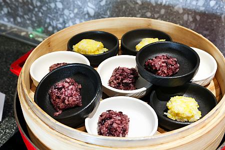 バイキングスタイルのアフタヌーンティーは、地元の名産や名物が並びます。特に蒸籠で蒸すお餅は大人気！