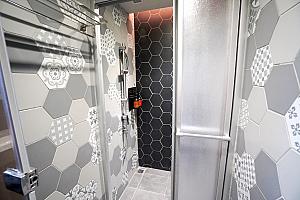 共有のシャワー＆トイレルーム。一画に洗濯機(洗剤無料)・乾燥機・脱水機も